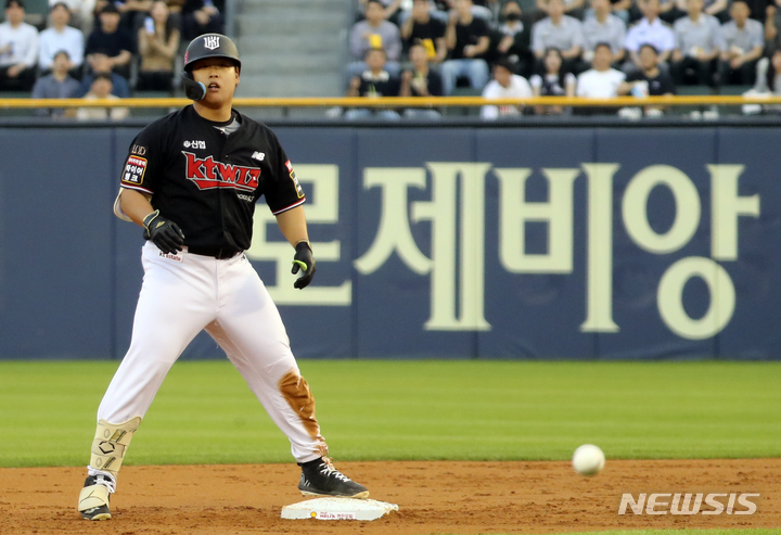 [서울=뉴시스] 최진석 기자 = 17일 서울 송파구 잠실야구장에서 열린 2023 KBO리그 kt위즈와 LG트윈스의 경기. 2회초 1사 2루 상황 kt 강백호가 1타점 안타를 친 후 2루에 안착하고 있다. 2023.05.17. myjs@newsis.com