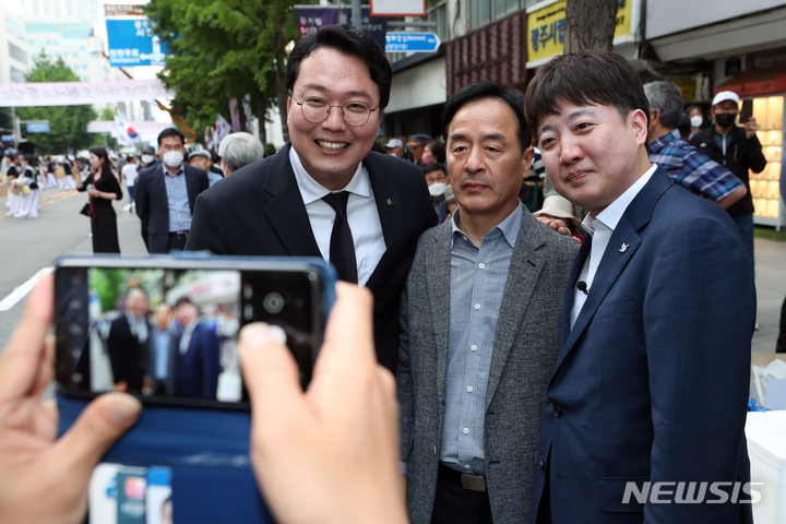 [광주=뉴시스] 김혜인 기자 = 국민의힘 이준석 전 대표가 지난 5월17일 오후 광주 동구 금남로에서 열린 5·18 민주화운동 43주년 전야제에서 풍물패의 공연을 지켜보고 있다. 당내에서 이준석계로 분류되는 '천아용인'(천하람·허은아·김용태) 인사들이 동행했다. 2023.05.17. hyein0342@newsis.com