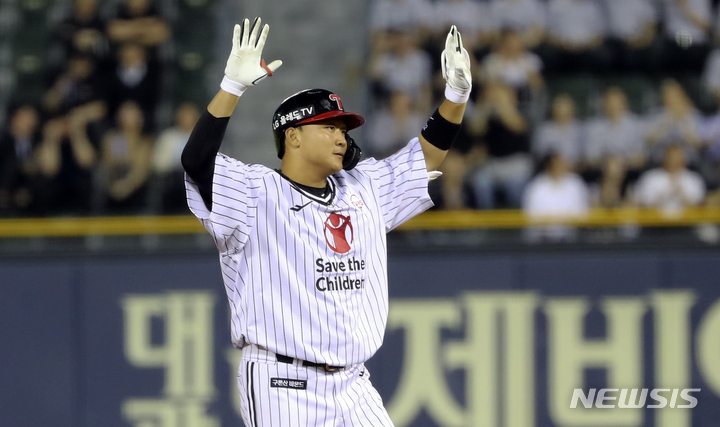 [서울=뉴시스] 최진석 기자 = 17일 서울 송파구 잠실야구장에서 열린 2023 KBO리그 kt위즈와 LG트윈스의 경기. 4회말 무사 만루 상황 LG 이재원이 3타점 안타를 치고 2루에서 기뻐하고 있다. 2023.05.17. myjs@newsis.com