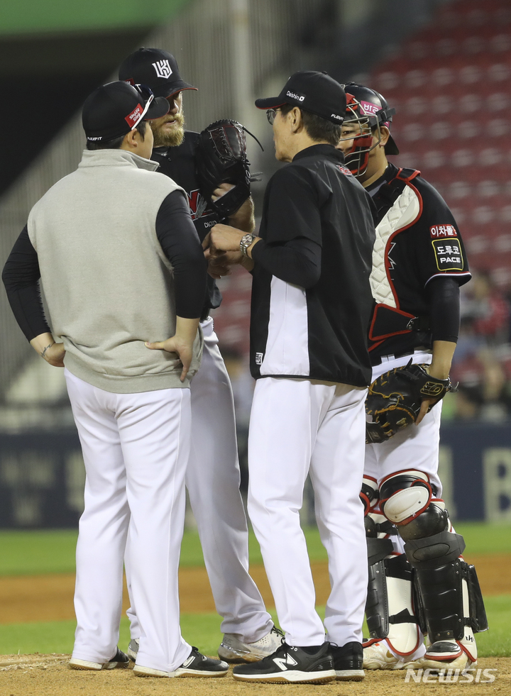 [서울=뉴시스] 최진석 기자 = 17일 서울 송파구 잠실야구장에서 열린 2023 KBO리그 kt위즈와 LG트윈스의 경기. 4회말 kt 이강철 감독이 마운드에 올라 선발투수 슐서와 대화를 나누고 있다. 2023.05.17. myjs@newsis.com