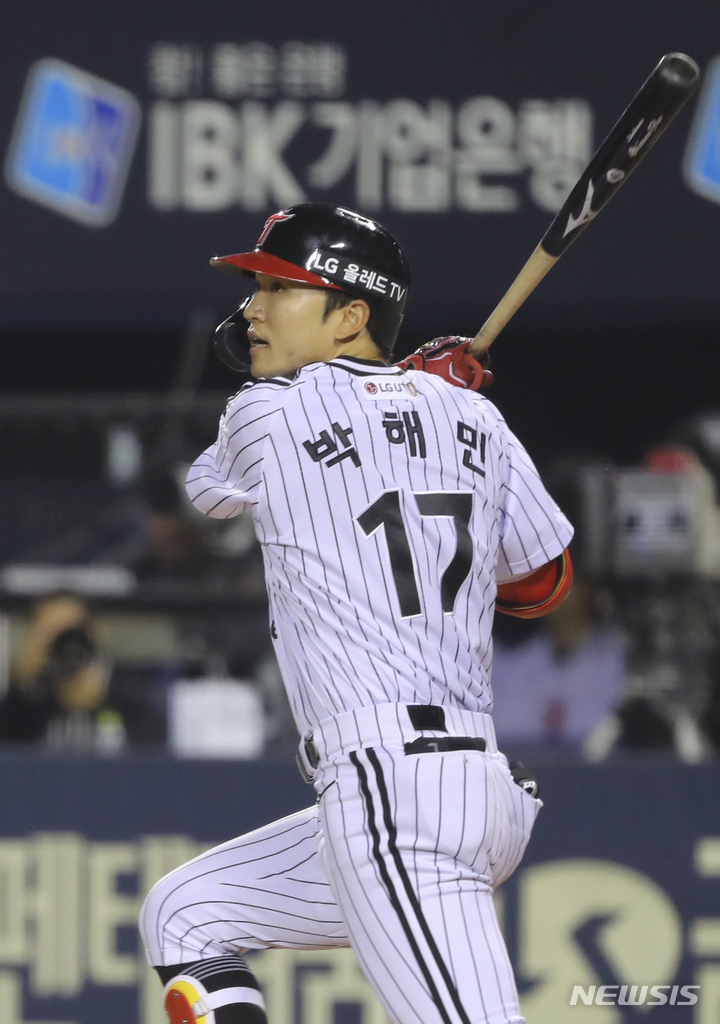 [서울=뉴시스] 최진석 기자 = 17일 서울 송파구 잠실야구장에서 열린 2023 KBO리그 kt위즈와 LG트윈스의 경기. 6회말 1사 주자없는 상황 LG 박해민이 안타를 치고 있다. 2023.05.17. myjs@newsis.com