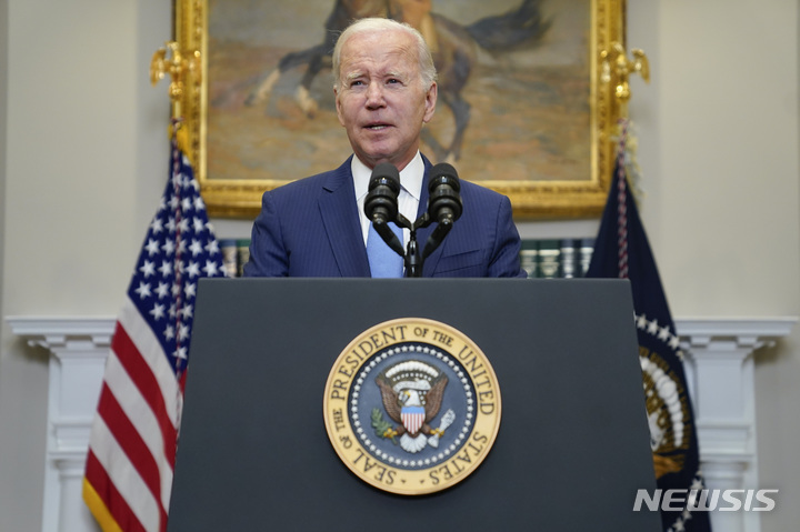 [워싱턴DC=AP/뉴시스]지난 17일(현지시간) 미국 워싱턴DC의 백악관 루스벨트룸에서 조 바이든 대통령이 부채 한도 상향 협상에 대해 발언하고 있다. 2023.05.18.