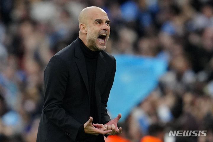 [맨체스터=AP/뉴시스] 맨체스터 시티의 펩 과르디올라 감독이 18일(한국시간) 영국 맨체스터 이티하드 스타디움에서 열린 레알 마드리드와 2022~2023 UEFA 챔피언스리그 4강 2차전에서 베르나르두 실바의 선제 결승골이 나오자 환호하고 있다. 2023.05.18.