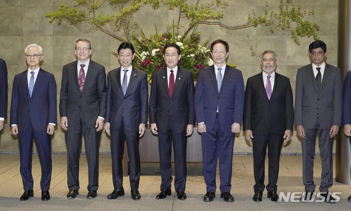 [도쿄=AP/뉴시스]기시다 후미오(가운데) 일본 총리와 니시무라 야스토시 경제산업상이 세계 반도체 기업 총수들과 나란히 포즈를 취하고 있다. 2023.05.18.