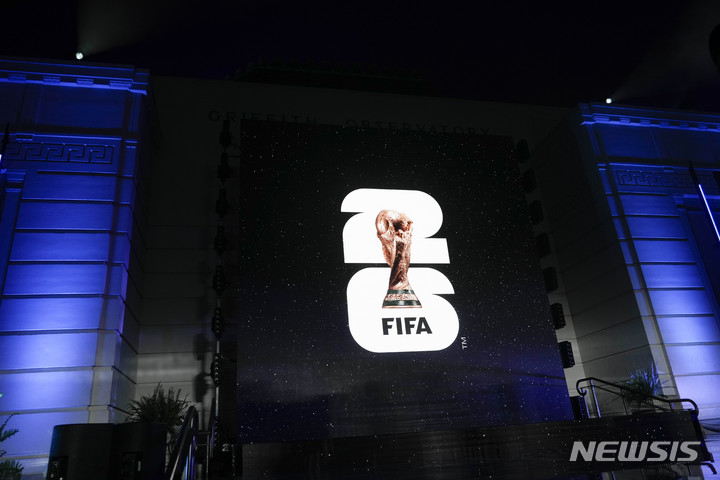 [로스앤젤레스=AP/뉴시스] 2026년 FIFA 월드컵 공식 엠블럼 공개 행사가 18일(한국시간) 미국 캘리포니아주 로스앤젤레스의 그리피스 천문대에서 열리고 있다. 2023.05.18.