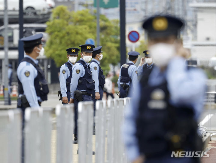 [히로시마=AP/뉴시스]인터넷뱅킹을 악용한 부정송금 피해를 막기 위해 일본 경찰청이 패스워드(비밀번호) 등을 훔치는 피싱사이트인지 판단하는 데 생성형 AI(인공지능)를 활용하기로 했다. 사진은 지난 5월 히로시마에서 근무하는 경찰관들. 2023.11.09.