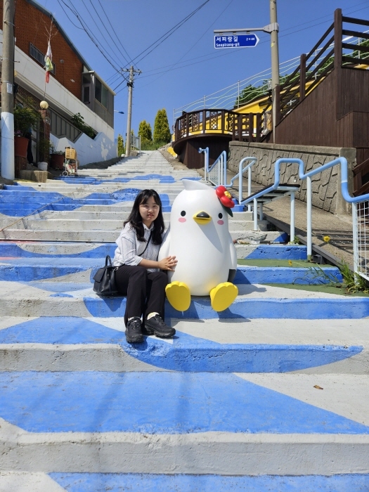 [통영=뉴시스] 신정철 기자= 경남 통영시는 18일 이순신공원 및 서피랑 99계단(사진)에 통영의 시화인 동백꽃과 시조인 갈매기를 모티브로 제작된 통영의 민간캐릭터 동백이 조형물을 각각 설치했다.(사진=통영시 제공).2023.05.18. photo@newsis.com *재판매 및 DB 금지