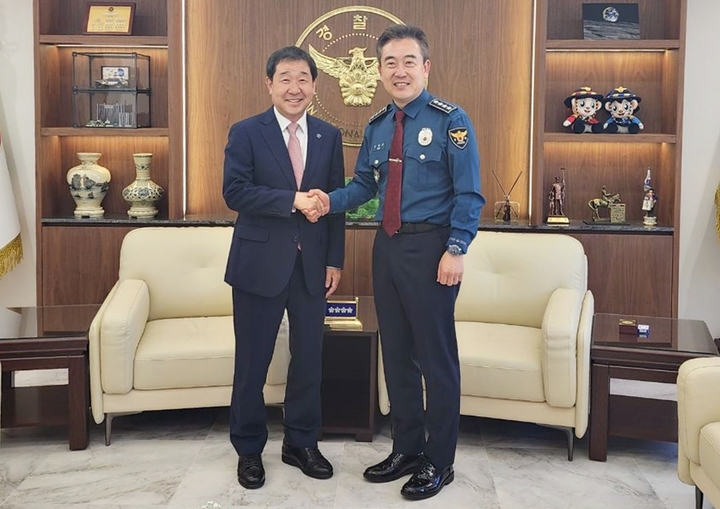 [증평=뉴시스]강신욱 기자 = 이재영(왼쪽) 충북 증평군수와 윤희근 경찰청장이 증평경찰서 조기 착공 관련 이야기를 나누며 악수를 하고 있다.(사진=증평군 제공) 2023.05.18. photo@newsis.com *재판매 및 DB 금지
