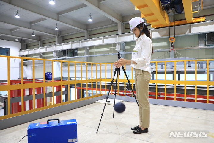 [서울=뉴시스]LH 주택성능연구개발센터에서 연구원이 충격음 실험을 하는 모습. (사진=한국토지주택공사 제공) 
