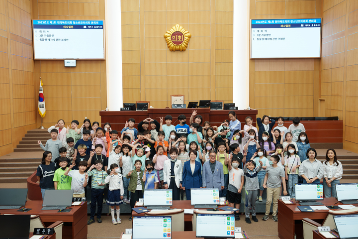 [전주=뉴시스] 전주서일초등학교 학생들이 18일 전북도의회에서 청소년 모의의회를 체험한 뒤 국주영은 의장 등과 기념촬영을 하고 있다. 2023.05.18 (사진= 전라북도의회 제공) *재판매 및 DB 금지