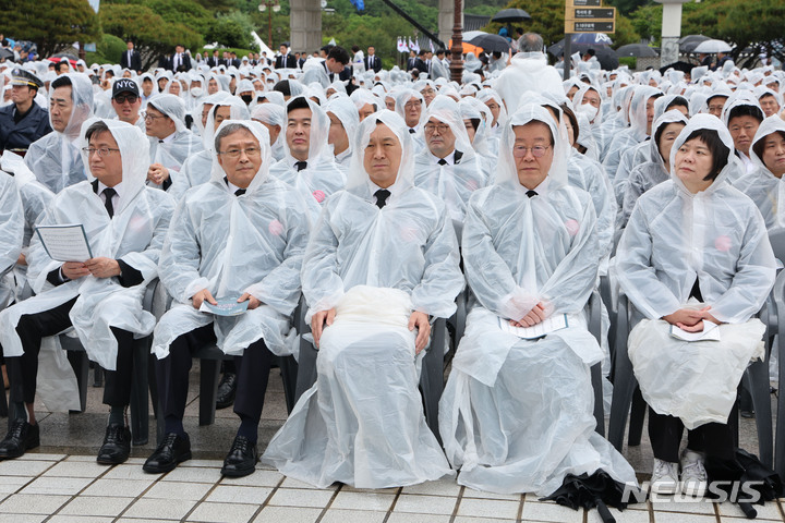 [광주=뉴시스] 홍효식 기자 = 김명수(왼쪽부터) 대법원장, 유남석 헌법재판소장, 김기현 국민의힘, 이재명 더불어민주당, 이정미 정의당 대표 등이 18일 광주 북구 국립5·18민주묘지에서 열린 제43주년 5·18민주화운동 기념식에 참석해 있다. (대통령실통신사진기자단) 2023.05.18. yesphoto@newsis.com