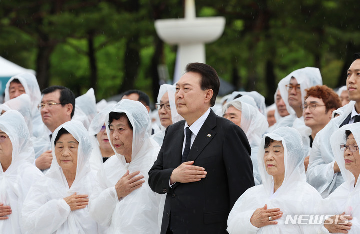 [광주=뉴시스] 홍효식 기자 = 윤석열 대통령이 18일 광주 북구 국립5·18민주묘지에서 열린 제43주년 5·18민주화운동 기념식에서 국기에 경례하고 있다. (대통령실통신사진기자단) 2023.05.18. yesphoto@newsis.com