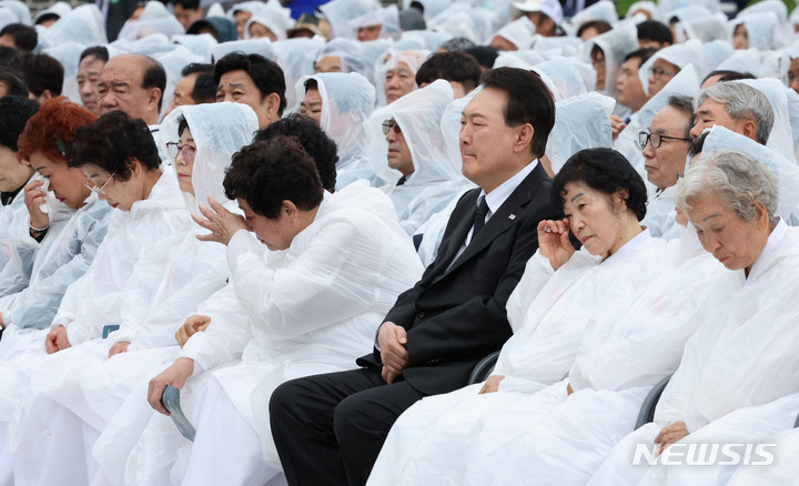 [광주=뉴시스] 홍효식 기자 = 윤석열 대통령이 18일 광주 북구 국립5·18민주묘지에서 열린 제43주년 5·18민주화운동 기념식에서 참석해 있다. (대통령실통신사진기자단) 2023.05.18. yesphoto@newsis.com