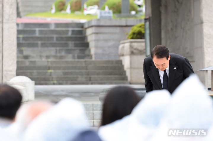 [광주=뉴시스] 홍효식 기자 = 윤석열 대통령이 18일 광주 북구 국립5·18민주묘지에서 열린 제43주년 5·18민주화운동 기념식에서 인사하고 있다. (대통령실통신사진기자단) 2023.05.18. yesphoto@newsis.com