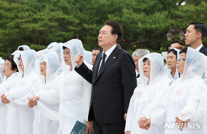 [광주=뉴시스] 홍효식 기자 = 윤석열 대통령이 18일 광주 북구 국립5·18민주묘지에서 열린 제43주년 5·18민주화운동 기념식에서 '임을 위한 행진곡'을 제창하고 있다. (대통령실통신사진기자단) 2023.05.18. yesphoto@newsis.com