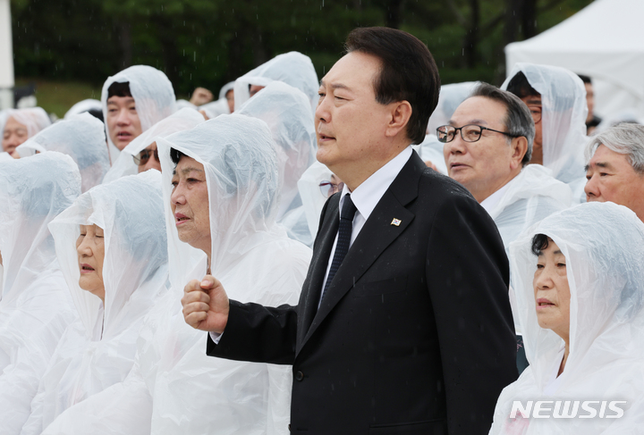 [광주=뉴시스] 홍효식 기자 = 윤석열 대통령이 18일 광주 북구 국립5·18민주묘지에서 열린 제43주년 5·18민주화운동 기념식에서 '임을 위한 행진곡'을 제창하고 있다. (대통령실통신사진기자단) 2023.05.18. yesphoto@newsis.com