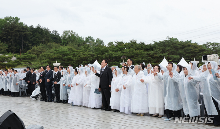 [광주=뉴시스] 홍효식 기자 = 윤석열 대통령이 18일 광주 북구 국립5·18민주묘지에서 열린 제43주년 5·18민주화운동 기념식에서 '임을 위한 행진곡'을 제창하고 있다. (대통령실통신사진기자단) 2023.05.18. yesphoto@newsis.com