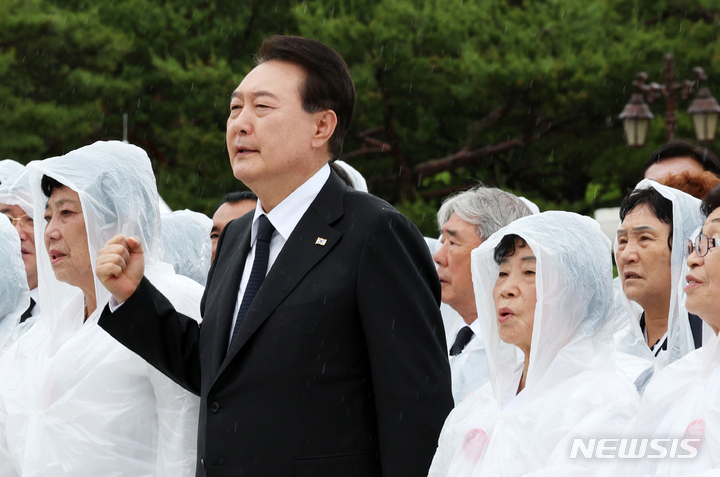 [광주=뉴시스] 홍효식 기자 = 윤석열 대통령이 18일 광주 북구 국립5·18민주묘지에서 열린 제43주년 5·18민주화운동 기념식에서 '임을 위한 행진곡'을 제창하고 있다. (대통령실통신사진기자단) 2023.05.18. yesphoto@newsis.com