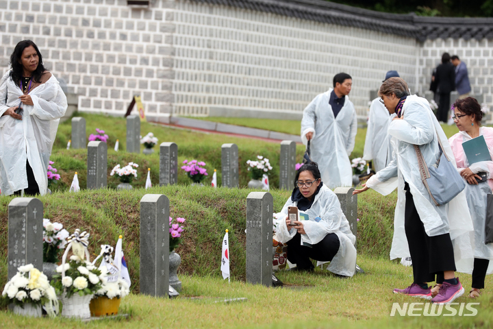 [광주=뉴시스] 김혜인 기자 = 5·18민주화운동 43주년 기념식이 18일 오전 광주 북구 운정동 국립5·18민주묘지에서 열렸다. 광주인권포럼 참가 외국인들이 열사 묘소를 참배하고 있다. (공동취재사진). 2023.05.18. hyein0342@newsis.com