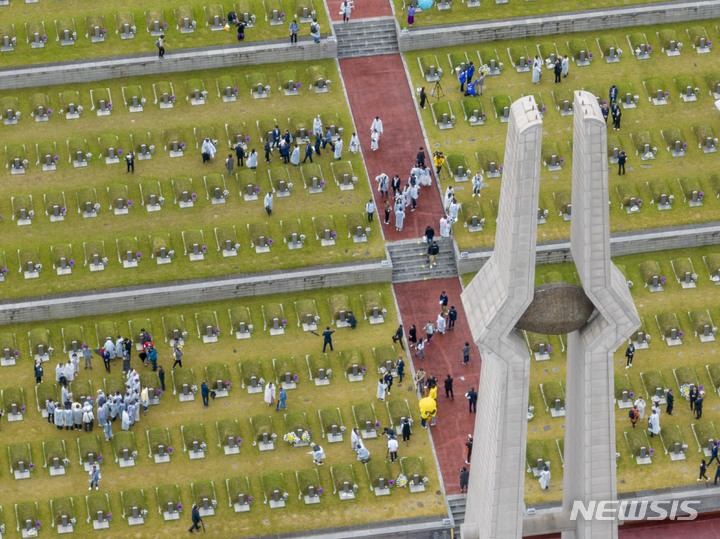 [광주=뉴시스] 김혜인 기자 = 5·18민주화운동 43주년 기념식이 18일 오전 광주 북구 운정동 국립5·18민주묘지에서 열렸다. 참배객들이 5월 열사 묘역을 찾아 참배하고 있다. (공동취재사진). 2023.05.18. hyein0342@newsis.com