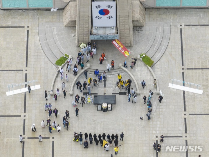 [광주=뉴시스] 김혜인 기자 = 5·18민주화운동 43주년 기념식이 18일 오전 광주 북구 운정동 국립5·18민주묘지에서 열렸다. 참배객들이 5월 열사 묘역을 찾아 참배하고 있다. (공동취재사진). 2023.05.18. hyein0342@newsis.com