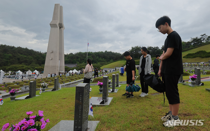 [광주=뉴시스] 김혜인 기자 = 5·18민주화운동 43주년 기념식이 18일 오전 광주 북구 운정동 국립5·18민주묘지에서 열렸다. 참배객들이 열사묘역을 둘러보고 있다. (공동취재사진). 2023.05.18. hyein0342@newsis.com