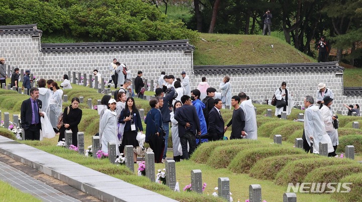 [광주=뉴시스] 김혜인 기자 = 18일 오전 광주 북구 운정동 국립 5·18민주묘지에서 5·18 민주화운동 43주년 기념식이 끝난 뒤 추모객들이 열사 묘소를 둘러보고 있다. (공동취재사진) 2023.05.18. photo@newsis.com