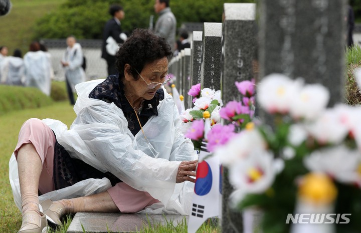 [광주=뉴시스] 김혜인 기자 = 5·18 민주화운동 43주년 기념식이 열린 18일 광주 북구 국립 5·18민주묘지에서 추모객들이 참배를 하고 있다. (공동취재사진) 2023.05.18. photo@newsis.com