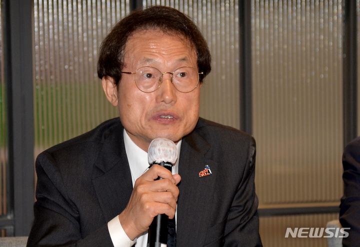 [광주=뉴시스] 류형근 기자 =지난 18일 오후 광주 동구 한 호텔에서 '디지털 기반 교육혁신을 위한 전국시도교육감협의회·교육부 합의문 서명식'이 열린 가운데 조희연 서울교육감이 인사말을 하고 있다. 2023.05.18. hgryu77@newsis.com