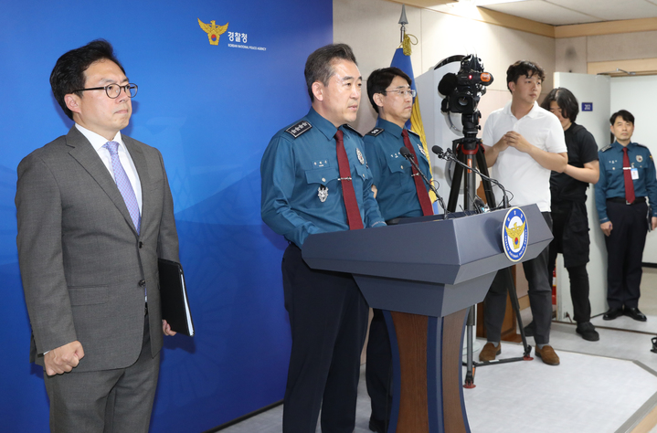 [서울=뉴시스] 김금보 기자 = 윤희근 경찰청장이 18일 오후 서울 서대문구 경찰청 브리핑룸에서 '건설노조 불법집회에 대한 경찰청 입장발표'를 하고 있다. 2023.05.18. kgb@newsis.com