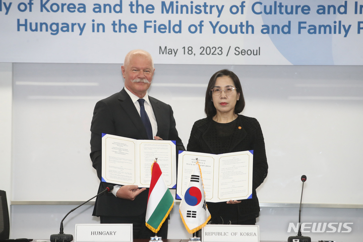 [서울=뉴시스] 김명원 기자 = 김현숙 여성가족부 장관과 야노스 쟉 문화혁신부 장관이 지난5월18일 오전 서울 종로구 정부서울청사에서 한국-헝가리 청소년가족정책 분야 협력 양해각서 체결식을 하고 있다. 2023.07.07. kmx1105@newsis.com