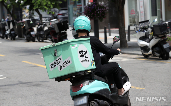 [서울=뉴시스] 조성우 기자 = 배달앱 업계가 여름철을 맞아 라이더들의 안전 강화에 나섰다. 사진은 지난달 18일 오후 서울 시내에서 배달 노동자가 오토바이를 타고 이동하고 있는 모습. 2023.05.18. xconfind@newsis.com