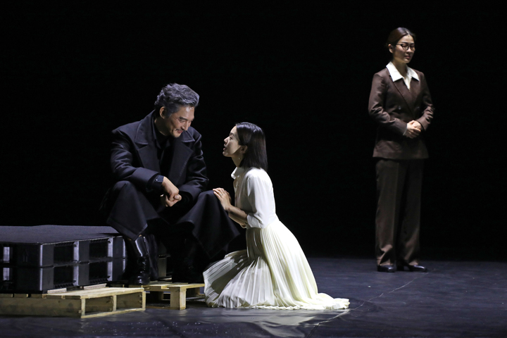 [서울=뉴시스] 박진희 기자 = 연극 '오셀로' 오셀로 역의 유태웅(왼쪽부터), 데스데모나 역의 이설, 에미리아 역의 이자람이 18일 서울 서초구 예술의전당 CJ토월극장에서 언론공개회를 하고 있다. 2023.05.18. pak7130@newsis.com