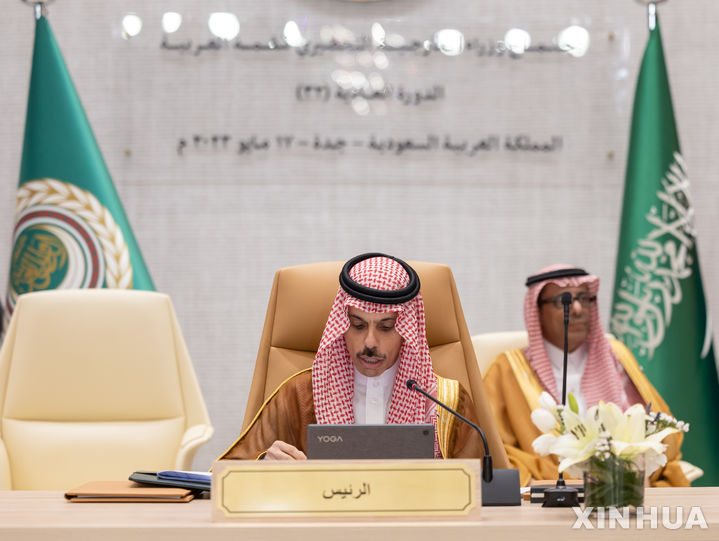 [ 제다( 사우디아라비아)=신화/뉴시스]지난 5월 18일 사우디 아라비아 제다에서 열린 아랍연맹 외무장관 회의에서 연설하는 파이잘 빈 파르한 알 사우드 사우디외무장관. 그는 7월 29일 수단 정부의 부르한 총 사령관에게 국민을 위해 내전 양측의 정전과 구호 통로 확보를 당부했다고 사우디국영 SPA통신이 30일 보도했다. 2023. 07. 31. 