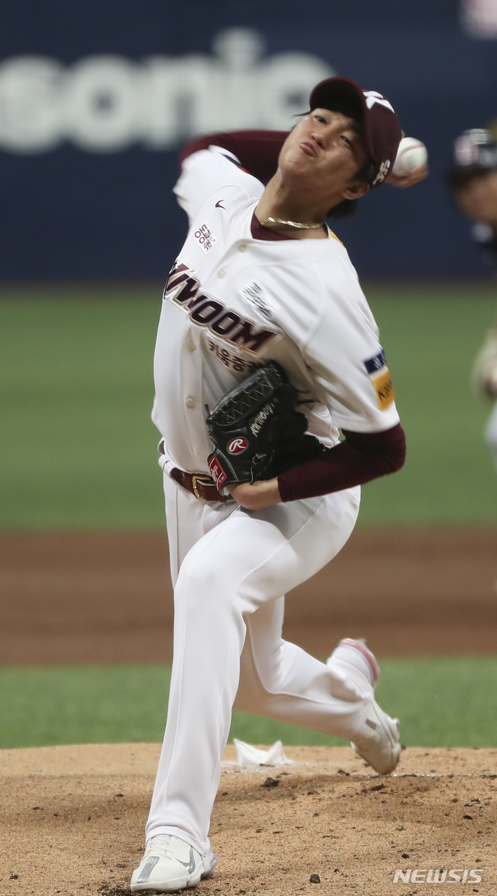 [서울=뉴시스] 김근수 기자 = 18일 서울 구로구 고척스카이돔에서 열린 2023 KBO 리그 두산 베어스와 키움 히어로즈의 경기, 1회 초 키움 히어로즈 선발 안우진이 역투하고 있다. 2023.05.18. ks@newsis.com
