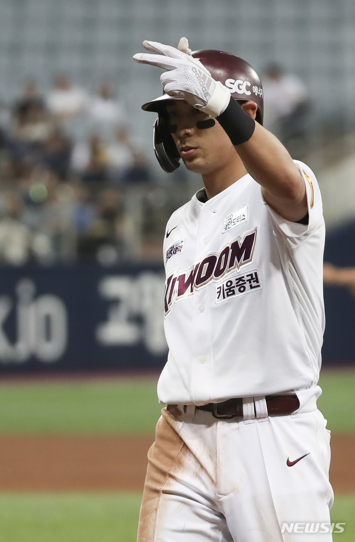 [서울=뉴시스] 김근수 기자 = 키움 히어로즈 이정후가 2023 신한은행 쏠 KBO 올스타전 베스트12 팬투표에서 2주 연속 1위를 지켰다. 18일 서울 구로구 고척스카이돔에서 열린 2023 KBO 리그 두산 베어스와 키움 히어로즈의 경기, 2회 말 키움 공격, 1사 주자 1,2루 상황, 이정후가 좌익수 앞 안타를 치고 기뻐하고 있다. 2023.05.18. ks@newsis.com
