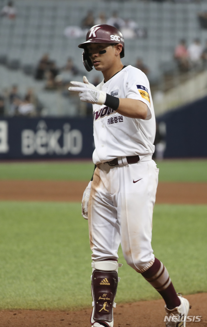 [서울=뉴시스] 김근수 기자 = 18일 서울 구로구 고척스카이돔에서 열린 2023 KBO 리그 두산 베어스와 키움 히어로즈의 경기, 8회 말 키움 히어로즈 공격, 1사 주자 1,2루 상황. 키움 이정후가 안타를 치고 기뻐하고 있다. 2023.05.18. ks@newsis.com