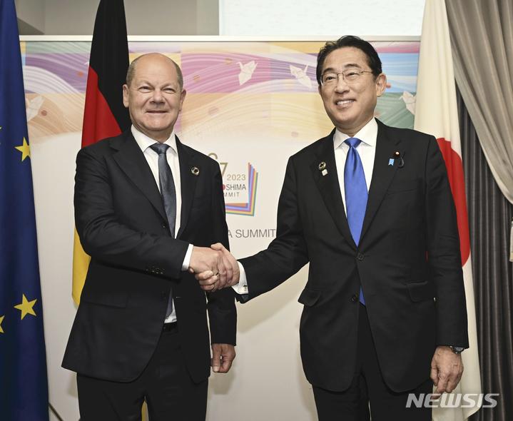 [히로시마=AP/뉴시스] 기시다 후미오(岸田文雄) 일본 총리는 오는 7월 독일을 방문해 올라프 숄츠 총리와 정상회담을 하는 방향으로 검토하고 있다고 18일 일본 공영 NHK가 보도했다. 사진은 숄츠(왼쪽) 총리와 기시다 총리가 지난해 5월 19일 일본 히로시마에서 열린 주요 7개국(G7) 정상회의를 계기로 한 양자 회담에 앞서 악수하고 있는 모습. 2024.06.18.
