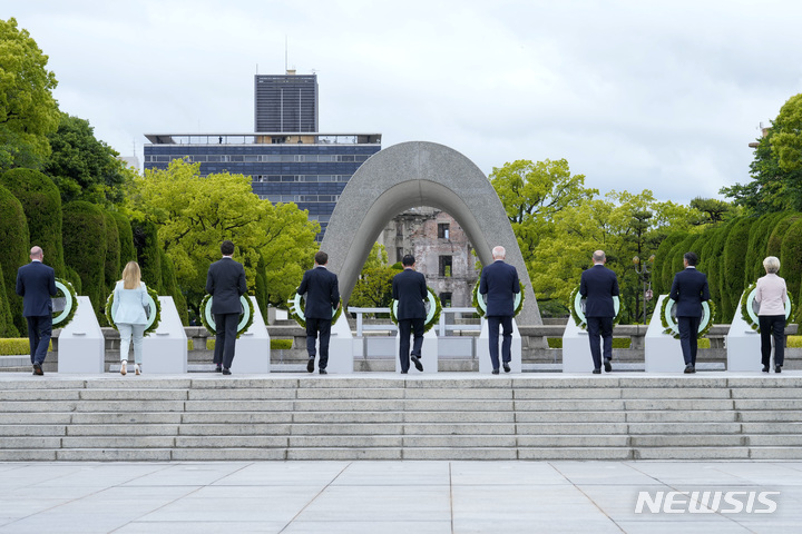 [히로시마=AP/뉴시스] 주요 7개국(G7) 정상회의 참가 정상들이 19일 일본 히로시마의 히로시마 평화기념공원을 방문해 헌화하고 있다. 왼쪽부터 샤를 미셸 유럽이사회 의장, 조르자 멜로니 이탈리아 총리, 쥐스탱 트뤼도 캐나다 총리, 에마뉘엘 마크롱 프랑스 대통령, 기시다 후미오 일본 총리, 조 바이든 미국 대통령, 올라프 숄츠 독일 총리, 리시 수낵 영국 총리, 우르줄라 폰데어라이엔 유럽연합 집행위원장. 2023.05.19.