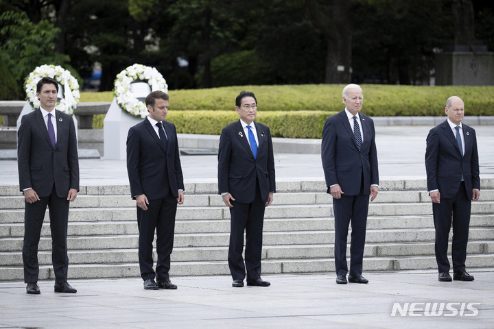 [히로시마=AP/뉴시스]19일 일본 히로시마에서 열린 G7 정상회담의 일환으로 평화기념공원을 방문한 (사진 왼쪽부터) 쥐스탱 트뤼도 캐나다 총리, 에마뉘엘 마크롱 프랑스 대통령, 기시다 후미오 일본 총리, 조 바이든 미국 대통령, 올라프 숄츠 독일 총리 등 G7 정상들이 원폭 위령비 앞에 서있다. 2023.05.19.    