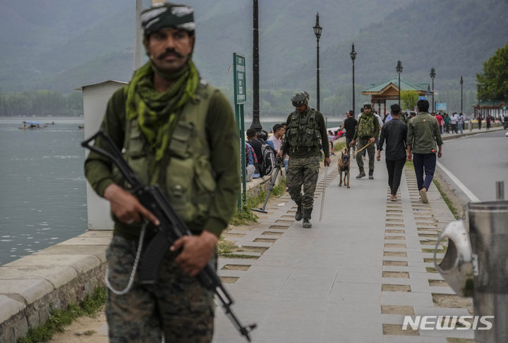 [인도령 카슈미르=AP/뉴시스]﻿﻿인도와 파키스탄이 분쟁지역인 카슈미르에서 휴전에 합의한 이후, 인도군이 해당 지역에서 무장세력 3명을 사살했다. 사진은 인도령 카슈미르에서 인도 준군사조직 병사들이 달호 근처를 지키는 모습. 2025.05.14