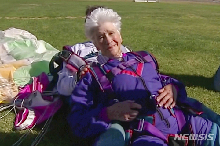 [캔버라(호주)=AP/뉴시스]2008년 4월6일 80세 생일을 맞아 스카이다이빙에 도전, 성공한 후 클레어 나우랜드 할머니의 모습. 호주 경찰이 17일 한 양로원에서 스테이크용 나이프를 들고 보행보조기에 의존해 다가오는 95세 치매 할머니 나우랜드에게 전기충격기(테이저건)를 사용헤 체포, 할머니가 병원으로 후송됐지만 이 할머니는 19일까지 중태에서 벗어나지 못하고 있다. 2023.05.19.