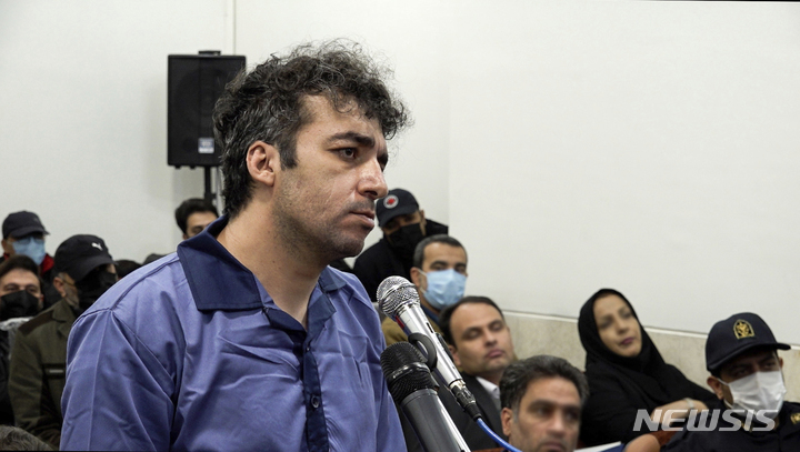 [이스파한(이란)=AP/뉴시스]지난 1월9일 공개된 사진에서 살레 미르하세미가 이란 이스파한 법원에서 재판에 참석하고 있다. 이란은 19일 인권단체들의 반대에도 불구, 지난해 반정부 시위에서 치명적 폭력을 행사한 혐의로 기소된 마지드 카제미, 살레 미르하셰미, 사에드 야구비에 대한 사형을 집행했다. 2023.05.19.
