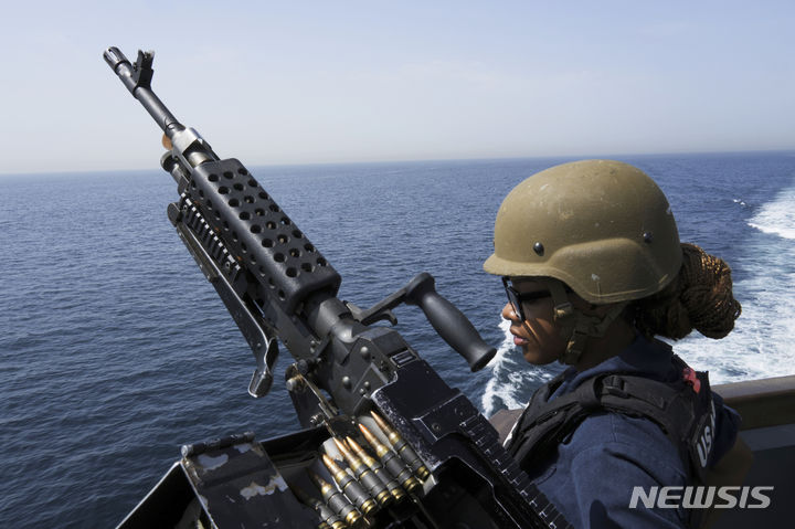 [호르무즈해협=AP/뉴시스] 미 해군의 해상근무병인 테네시주 클라크빌 출신의 아타이자 스뉴어트가 2023년 5월 19일 호르무즈해협의 미해군 폴 해밀튼함 선상에서 기관총을 겨누고 근무하고 있다.&nbsp; 2025.02.10. 