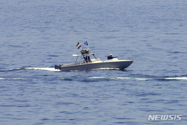 [호르무즈=AP/뉴시스]2023 5월19일 호르무즈 해협 인근에서 이란혁명수비대(IRCG) 선박이 항해하는 모습. 사진은 기사 본문과 관계 없음. 2025.07.22.