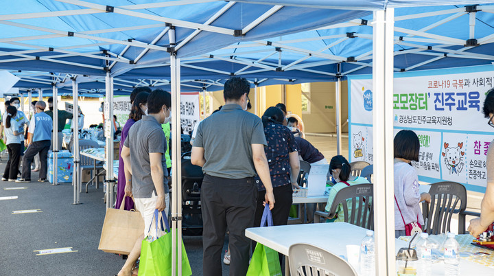 [진주=뉴시스]경남사회공헌클러스터, 모모장터. *재판매 및 DB 금지