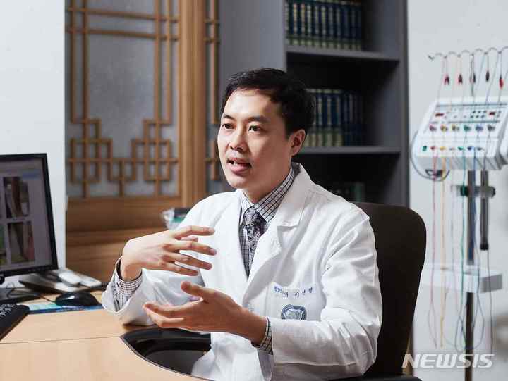 [서울=뉴시스]이선행 경희대한방병원 한방소아과 교수가 무더위 속 영유아와 어린이 건강관리법을 설명하고 있다. (사진= 경희대한방병원 제공) 2023.05.19. photo@newsis.com.