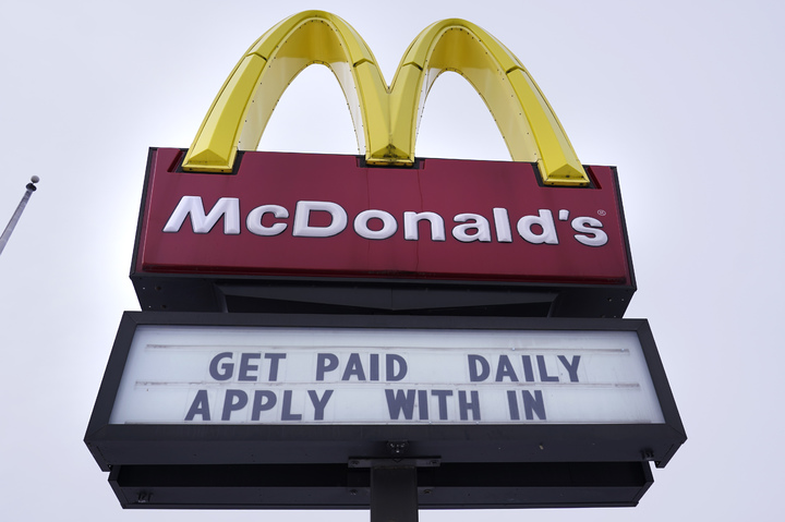 [뉴햄프셔=AP/뉴시스] 지난 17일(현지시간) 미국 비즈니스인사이더는 미국 콜로라도주가 기존 팁을 금지했던 유명 프랜차이즈 월마트·맥도날드 등에도 팁을 도입할 수 있도록 하는 법안의 입법을 예고했다. 2023.05.19. *재판매 및 DB 금지