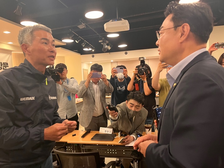 장현국 위메이드 대표가 17일 국민의힘 코인 게이트 진상조사단이 경기도 성남시 분당구 위메이드 본사를 방문해 진행한 2차 회의 시작에 앞서 국민의힘 코인게이트 김성원 진상조사단장과 인사를 하고 있다.(사진=최은수 기자) *재판매 및 DB 금지