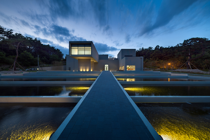 남원시립김병종미술관의 야간 전경. *재판매 및 DB 금지